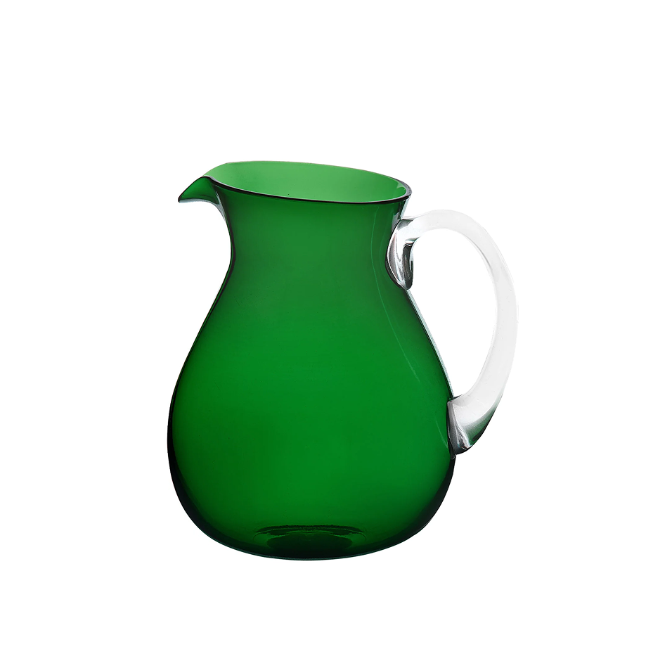 Carafe en plastique transparent couleur émeraude, avec une anse fine et arrondie.