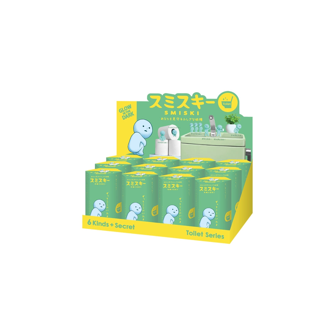 Présentoir de figurines Smiski de la Série Toilettes, montrant des boîtes de figurines empilées avec des illustrations de Smiski phosphorescents.